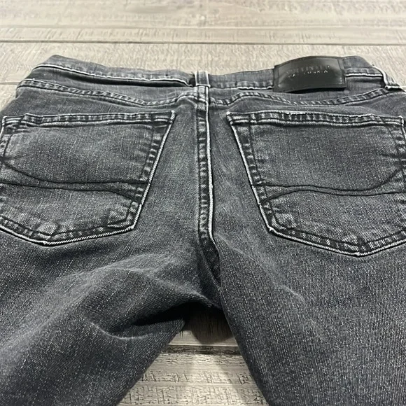 Hollister Jean - Picture 9 of 11